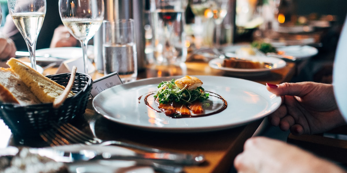 Le service du vin : température, carafage et choix du verre